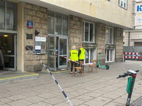 zdjęcie spalonych foteli przed kamienicą na ulicy