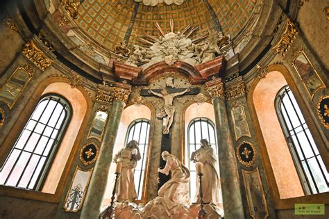 Widok fasady Katedry Oliwskiej z charakterystycznymi wieżami i barokowym portalem