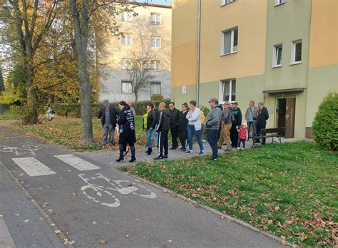 zdjęcie ewakuowanych mieszkańców przed blokiem
