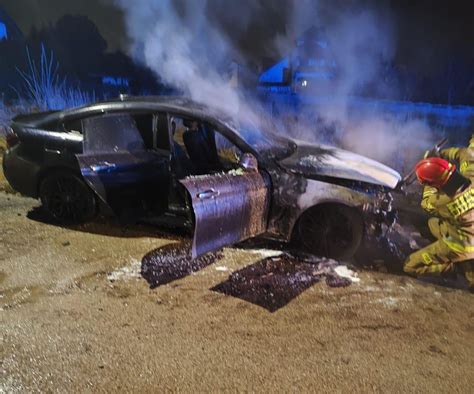 płonące BMW M4 na ulicy Cyrkowicza w Starachowicach