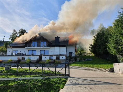 strażacy gaszący pożar obiektu hotelowego