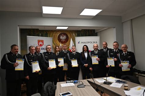 Zdjęcie przedstawiające oficjeli wręczających certyfikaty strażakom OSP