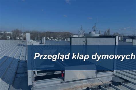 Zdjecie poglądowe systemu oddymiania i klap dymowych na dachu budynku