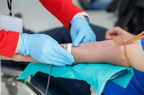 Thematyczne zdjęcie przedstawiające kroplę krwi lub gest oddawania krwi, ewentualnie symboliczne zdjęcie strażaka