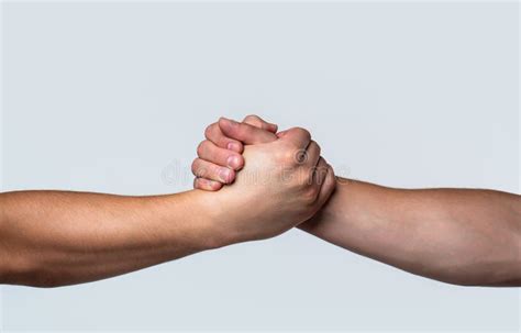 Zdjęcie przedstawiające strażaka lub symboliczne ręce pomagające sobie nawzajem