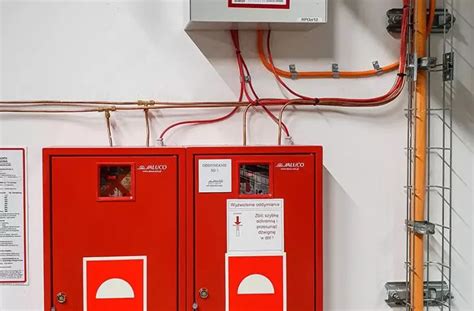 Szeroki zakres usług przeciwpożarowych w Toruniu, obejmujący serwis gaśnic, systemy oddymiania i audyty bezpieczeństwa.