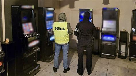 Zdjęcie zabezpieczonych automatów do gier podczas policyjnej akcji w Sycowie