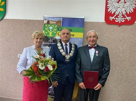 Grupowe zdjęcie strażaków-medalistów z Podkarpacia podczas uroczystości wręczenia medali