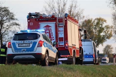Zdjęcie rozbitego wozu strażackiego po kolizji z pojazdem osobowym