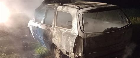 zdjęcie spalonego samochodu osobowego marki Mercedes na poboczu drogi