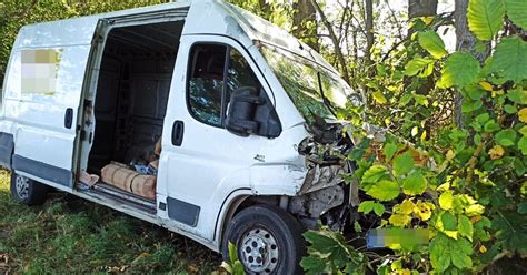 zdjęcie rozbitego samochodu dostawczego Fiat Ducato przy drzewie
