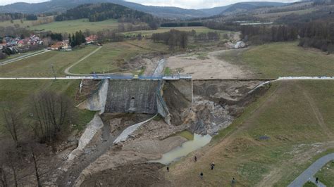 Zdjęcie uszkodzonej tamy suchego zbiornika przeciwpowodziowego w Stroniu Śląskim