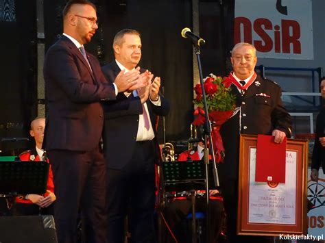 Zdjęcie przedstawiające ceremonię wręczenia odznaczeń strażackich podczas zjazdu OSP