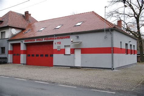 Wyremontowana elewacja remizy OSP Bukowiec z nowym neonem