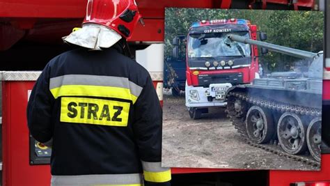 Thematyczne zdjęcie przedstawiające Strażaka Sama z wozem strażackim