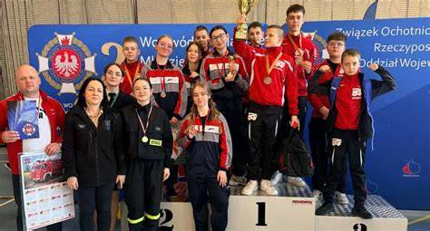 Zdjęcie grupy młodych strażaków z MDP Proboszczowice na podium