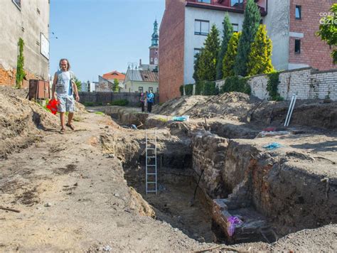 Wykopaliska archeologiczne i budowa fundamentów nowego kościoła w Skrońsku