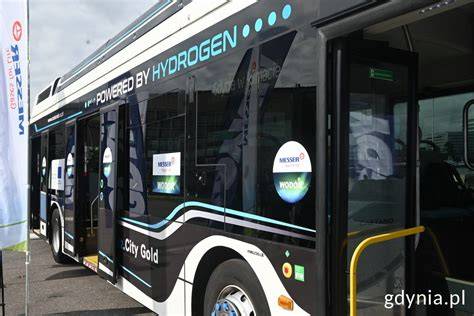 zdjęcie autobusu wodorowego na tle industrialnego krajobrazu