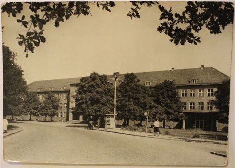 Archiwalne zdjęcie siedziby Miejskiej Rady Narodowej w Kraśniku z połowy XX wieku