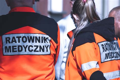 Zdjęcie przedstawiające otwarcie podstacji ratownictwa medycznego w Lipowej, karetkę pogotowia przed remizą OSP, ratowników medycznych.