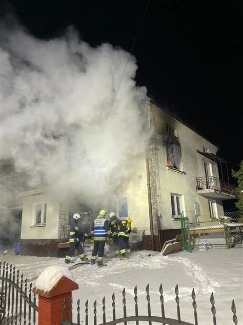 Strażacy na miejscu pożaru domu jednorodzinnego w Nowym Gulczewie