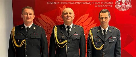 Zdjęcie Michała Marciniaka w galowym mundurze strażackim.