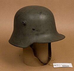 porównanie hełmów z I wojny światowej: niemiecki M1916 i brytyjski Brodie Mk