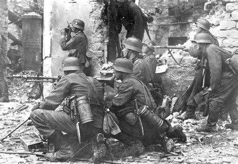 żołnierze niemieccy w hełmach M1916 na froncie I wojny światowej