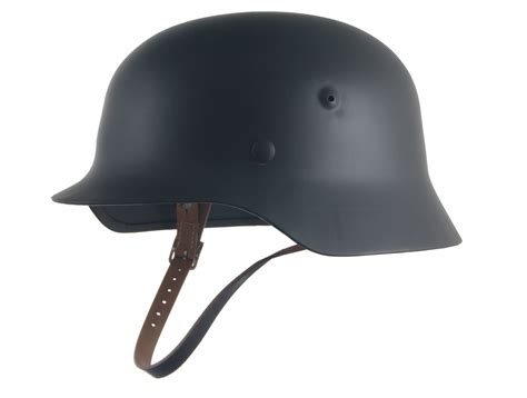 hełm Stahlhelm M1935 na manekinie