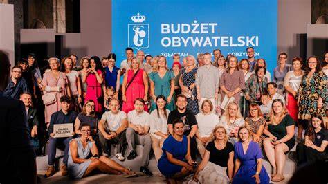 Tematyczne zdjęcie przedstawiające mieszkańców głosujących na projekty budżetu obywatelskiego