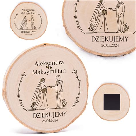 Zdjęcie ozdobnych magnesów ślubnych na stole