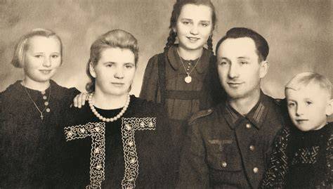 Zdjęcie rodziny Ślązaków w okresie wojny