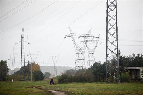 Schemat przedstawiający przyczynę pożaru - drzewo na liniach wysokiego napięcia