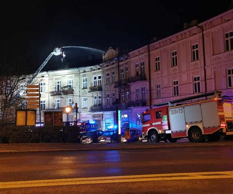 Zdjęcie płonącej kamienicy w nocy lub akcji gaśniczej w Olsztynie