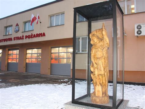 rzeźba Świętego Floriana przed remizą strażacką