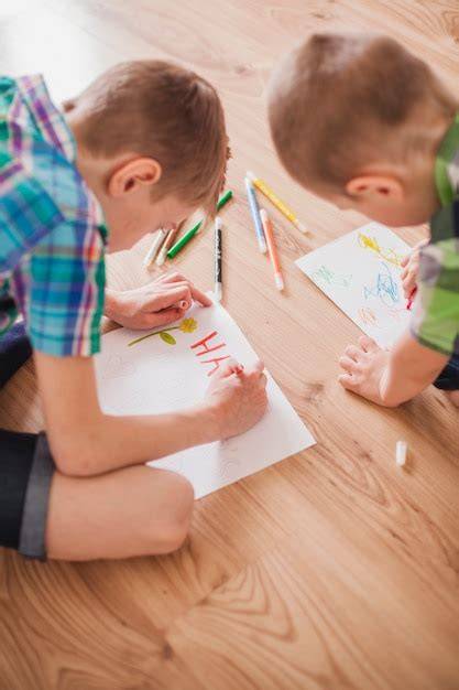 Tematyczne zdjęcie dzieci rysujących na wsi