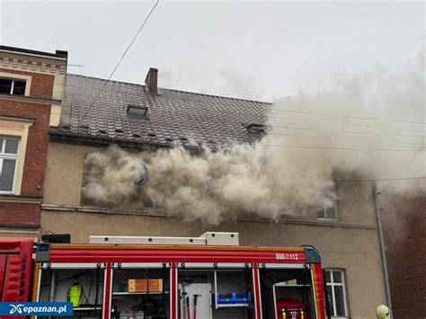 Zdjęcie dokumentujące działania straży pożarnej na miejscu pożaru w budynku wielorodzinnym