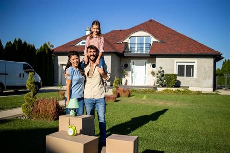 zdjęcie rodziny stojącej przed zgliszczami domu