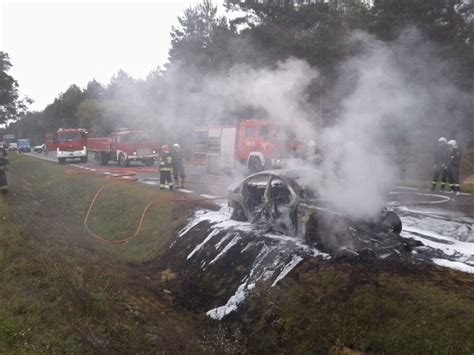 strażacy gaszą płonące BMW
