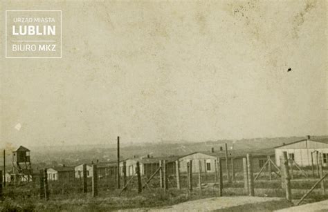 Widok na obóz koncentracyjny na Majdanku, przedstawiający baraki i pola