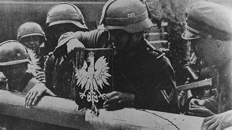 Zdjęcie historyczne przedstawiające polskiego strażaka ochotnika z okresu wojny