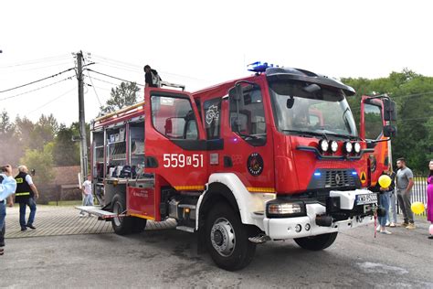 Schematyczny plan rozbudowy remizy OSP Izdebnik z zaznaczonymi nowymi garażami i wejściami.