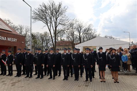 Zdjęcie przedstawiające uroczyste otwarcie remizy OSP w Łaśnicy z udziałem samorządowców i strażaków.