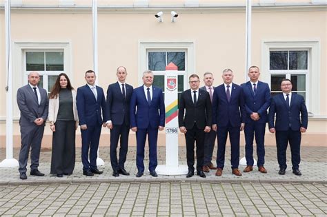 Zdjęcie delegacji i gości honorowych podczas uroczystości otwarcia zawodów strażackich