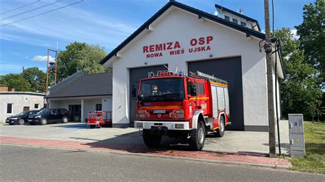 Zdjęcie przedstawiające nową remizę OSP Nowa Wieś Ujska podczas uroczystości otwarcia