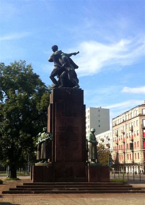 Archiwalne zdjęcie pomnika Braterstwa Broni na placu Wileńskim w Warszawie