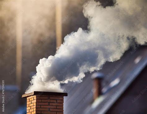 zdjęcie wylotu komina z widocznymi iskrami i dymem