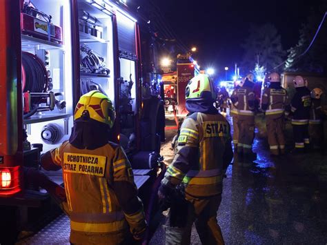 zdjęcie strażaka używającego lancy kominowej