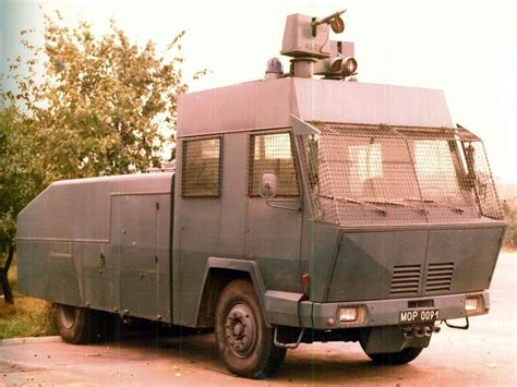 Historyczna milicyjna armatka wodna Steyr RWD 7500, obecnie eksponat muzealny