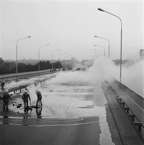 Archiwalne zdjęcie Mostu Łazienkowskiego po pożarze w 1975 roku